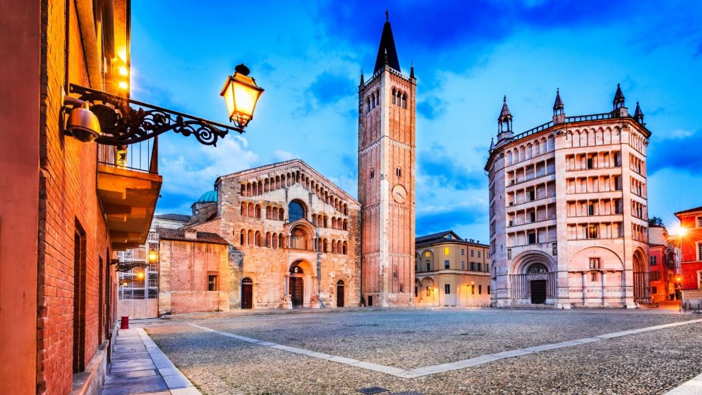 Parma, Italia - Piazza del Duomo con la Cattedrale e il Battistero